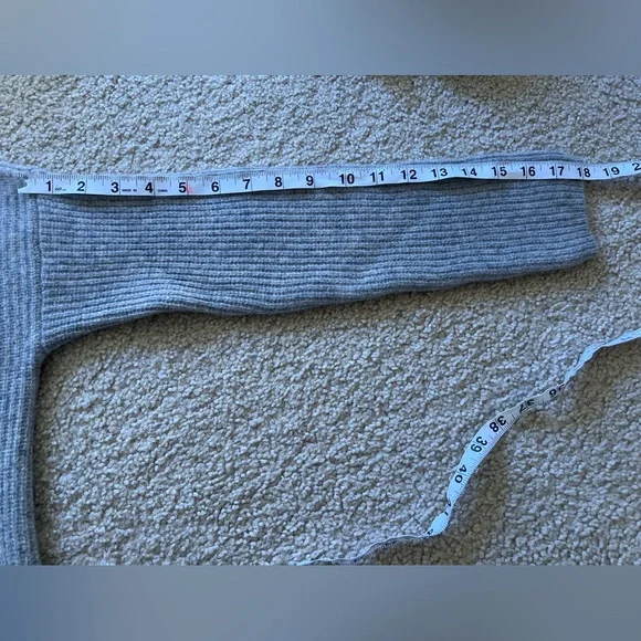 Quince 100% Yak Soft Rib Crew
Gray Cardigan Sweater size L - Picture 10 of 12